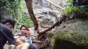 Hijab Ngewe Di Air Terjun