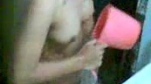 Ngintip Anak Kost Mandi Pake Gayung Pink