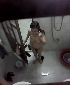 Ngintip Sepupu Di Ember Merah