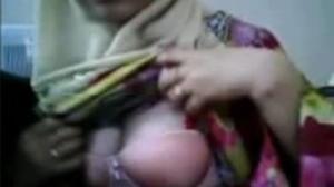 Sekretaris Jilboobs Pamer Susu di Kantor