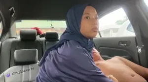 Ukhti Jilbab Cobain Pengalaman Baru di Dalam Mobil 