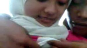 Abg Kerudung Putih Baju Merah Bersam Ayang