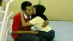 Video Mahasiswi Mesum di Tangga Kampus