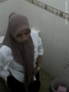 Ngintip Guru Jilbab Pipis Di Wc Sekolah