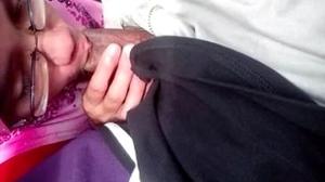 Kontol Pak Lurah  Disepong Tante Berjilbab di Mobil